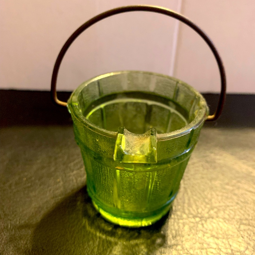 Vintage glass little barrel pour